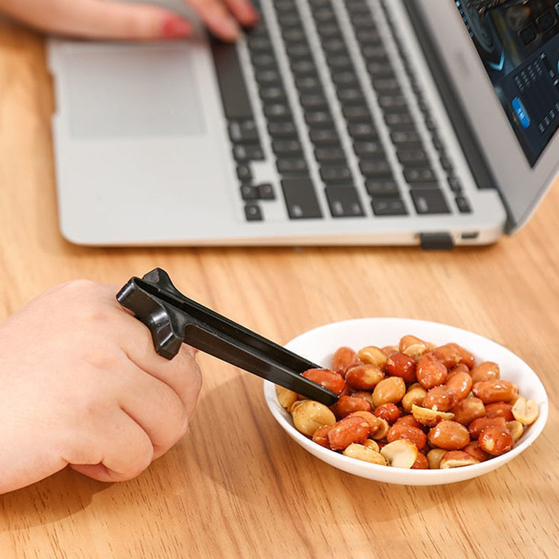 Lazy Snack Chopsticks โ Hands-Free Snacking for Gamers & Scrollers